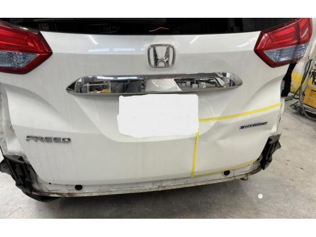 ホンダ フリード リアバンパー交換とトランクの大きなキズ・へこみ直し 宇部市 カーコンビニ倶楽部