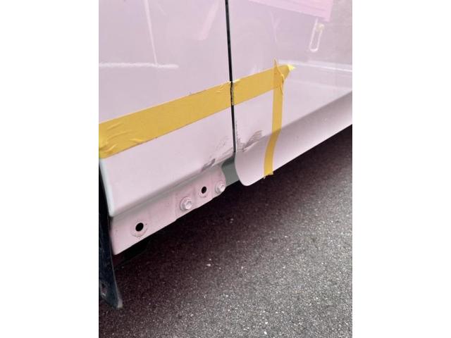 トヨタ プリウス 前タイヤ横(フェンダー)とフロントドア サイドステップモールキズ・へこみ直し