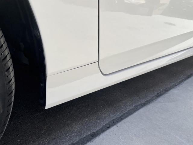 トヨタ プリウス 前タイヤ横(フェンダー)とフロントドア サイドステップモールキズ・へこみ直し