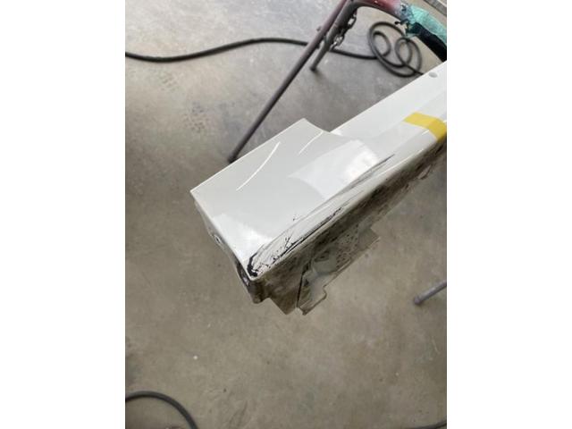 トヨタ プリウス 前タイヤ横(フェンダー)とフロントドア サイドステップモールキズ・へこみ直し