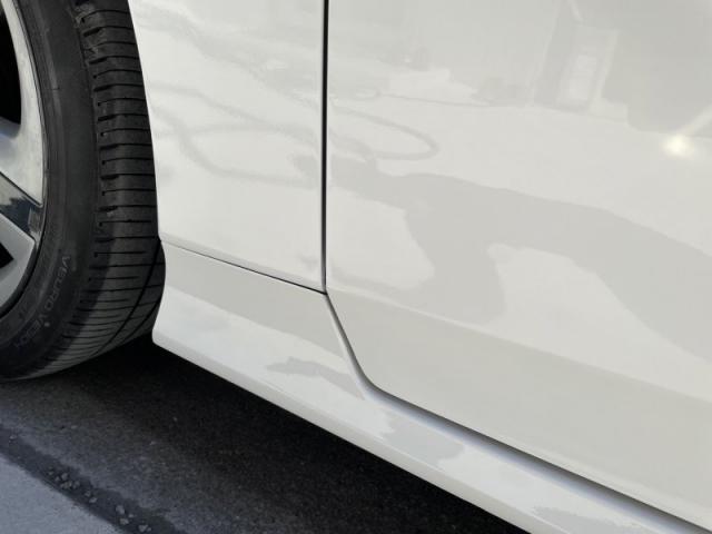 トヨタ プリウス 前タイヤ横(フェンダー)とフロントドア サイドステップモールキズ・へこみ直し