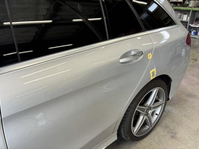 メルセデス・ベンツ Cクラス 輸入車のリヤドアとクォーター(後ろタイヤ上)キズ・へこみ直し 宇部市