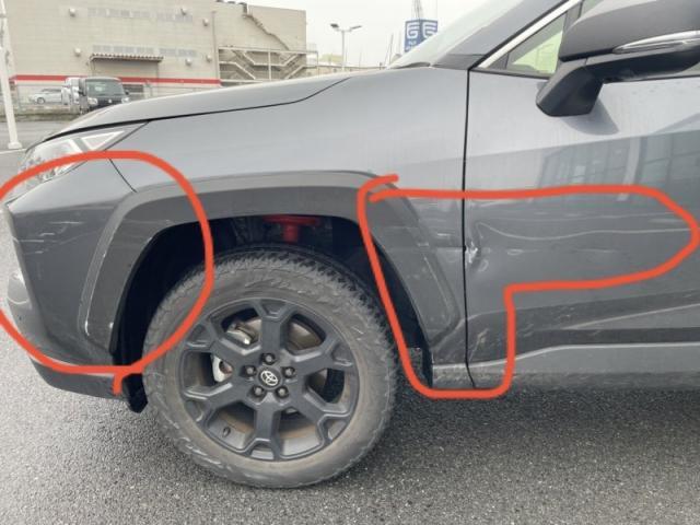 トヨタ RAV4 フロントバンパーと前タイヤ上(フェンダー)フロントドア交換キズ・へこみ直し 保険修理宇部市