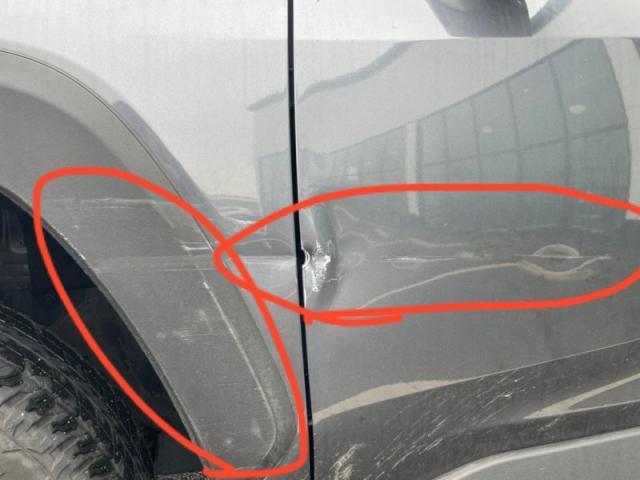 トヨタ RAV4 フロントバンパーと前タイヤ上(フェンダー)フロントドア交換キズ・へこみ直し 保険修理宇部市