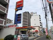 「エネオスマーク」の看板が目印の　ガソリンスタンドです。