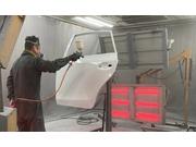 専用の塗装ブース・修理ブースを完備しており、技術と実績のある専門スタッフが新車並みに仕上げます。