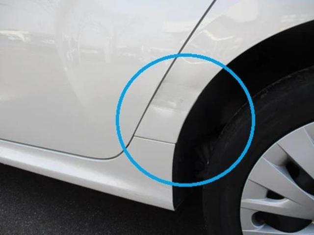 トヨタ　ヤリス　後ろドアとその横キズ・へこみ直し　壁に擦ったキズ　板金塗装できます福岡市西区