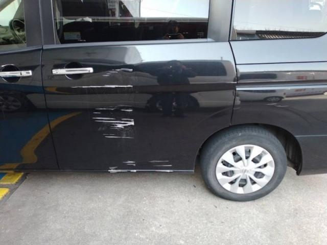 日産 セレナ ブロック接触 ドアの上から下までキズヘコミ ドア交換? 板金塗装でキズ・へこみ直し