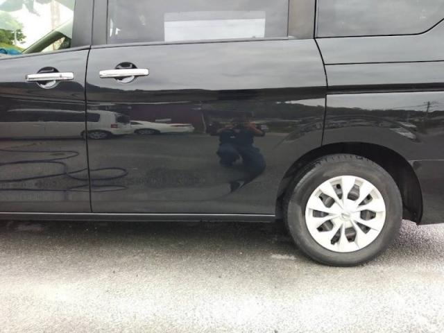 日産 セレナ ブロック接触 ドアの上から下までキズヘコミ ドア交換? 板金塗装でキズ・へこみ直し