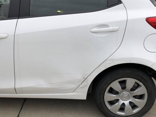 マツダ　デミオ　左側ポール巻き込みへこみ傷　板金塗装修理　福岡市西区