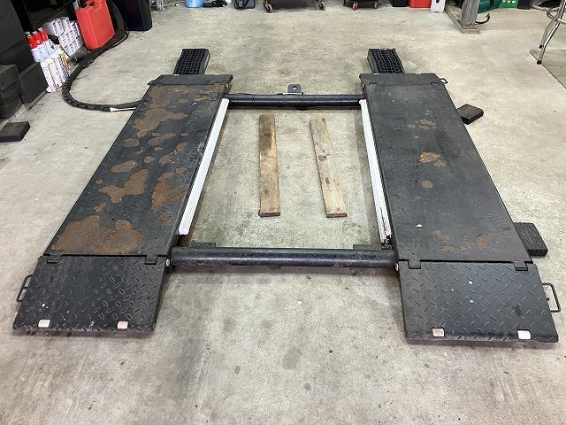 リフト完備。効率よく整備、修理致します。