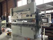 鉄板加工用プレスも導入しています。