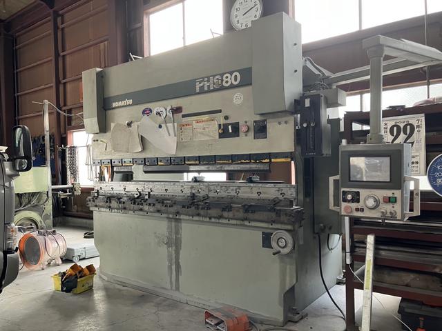 鉄板加工用プレスも導入しています。
