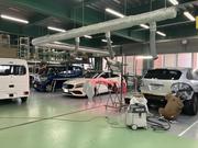 鈑金・塗装修理ブース　小さな傷・凹み修理から大きな事故修理まですべて自社工場にて修理させて頂きます。