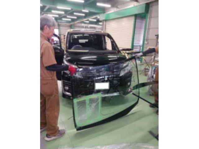 トヨタ ヴォクシー フロントガラス 傷・亀裂 交換修理【岡山県 岡山市で傷・ヘコミ修理、事故、鈑金修理、ガラス修理の事ならユアサ自動車へお問合わせ下さい!】