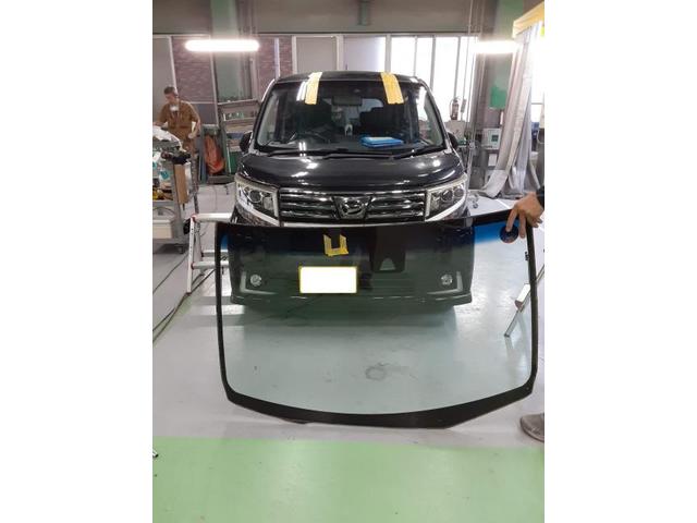 ダイハツ ムーヴ フロントガラス 交換修理【岡山県 岡山市で傷・ヘコミ修理、事故、鈑金修理、ガラス修理の事ならユアサ自動車へお問合わせ下さい!】