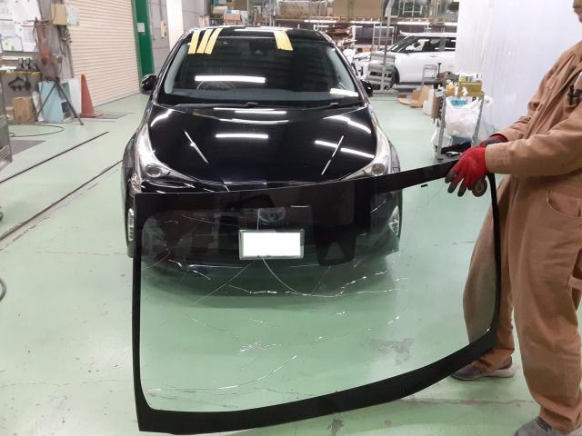 トヨタ　プリウス　フロントガラス　ひび割れ　交換修理【岡山県　岡山市で傷・ヘコミ修理、事故、鈑金修理、ガラス修理の事ならユアサ自動車へお問合わせ下さい！】