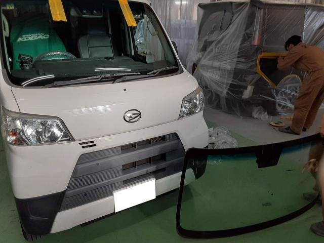 ダイハツ　ハイゼットバン　フロントガラス割れ　交換修理【岡山県　岡山市で傷・ヘコミ修理、事故、鈑金修理、ガラス修理の事ならユアサ自動車へお問合わせ下さい！】