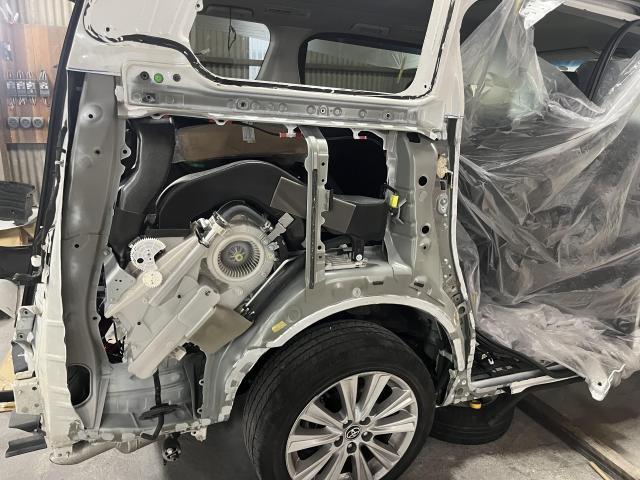 トヨタ　アルファード　板金・外装補修