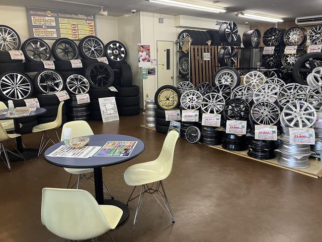 店内はくつろげる広々とした空間を目指しております！作業をお待ちの間はのんびりお待ち下さいね！