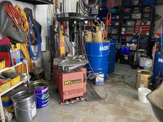 タイヤ交換は２０インチまで対応可能です。