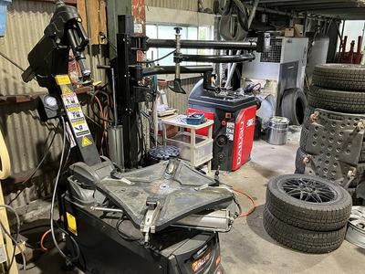 タイヤチェンジャー、バランサー完備