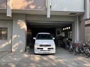 湘南高等学校のグラウンド側向かいのマンション１Ｆに工場がございます。