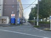 この道を入ってすぐ右側です。