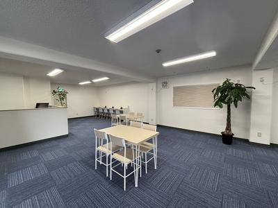 広々とした待合コーナー