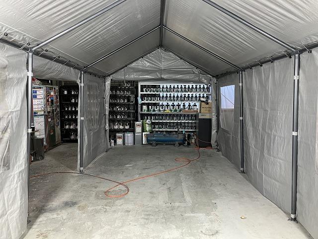 塗装ブース完備。埃や風を避けての塗装が可能。仕上がりに自信あり！