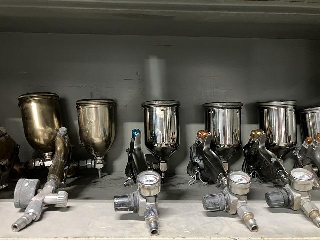 スプレーガンも様々なタイプを使い分けて、確りと塗装を行います。