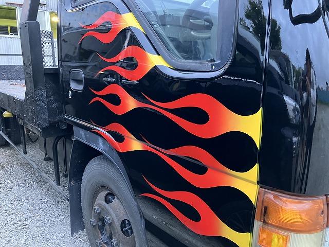 カスタムペイントの施工も可能。職人が綺麗にかっこよく仕上げます。