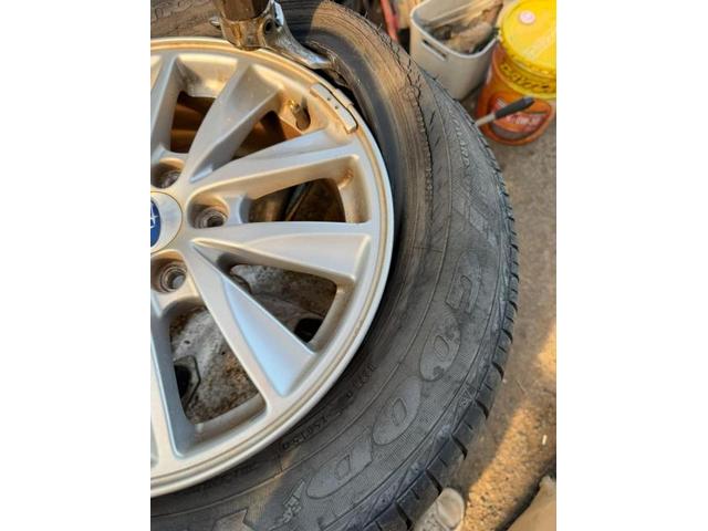 《タイヤ交換》スバル プレオ 劣化によるひび割れ バースト スローパンク 少しずつ空気が抜ける 持ち込みタイヤ大歓迎 代車無料貸し出し 土日祝日営業 茨城県古河市仁連1049-3