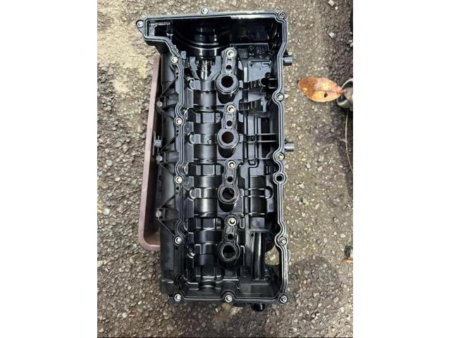 【エンジン・オイル漏れ修理】ＢＭＷ　３シリーズ　ディーゼル　ヘッドカバーパッキン交換　エンジンオイル漏れ　車内が焦げ臭い　エンジンオイルが減ってしまう　エンジン音がうるさい　故障診断　修理お見積り　代車無料貸し出し　レッカー引取対応　古河市