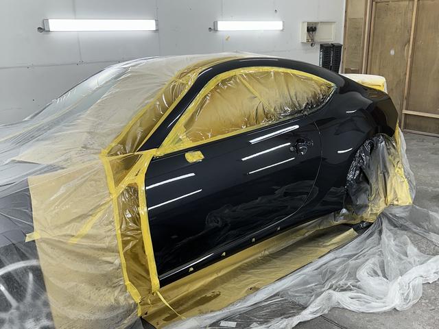塗装ブース完備、キズやヘコミ修理などもお任せください！