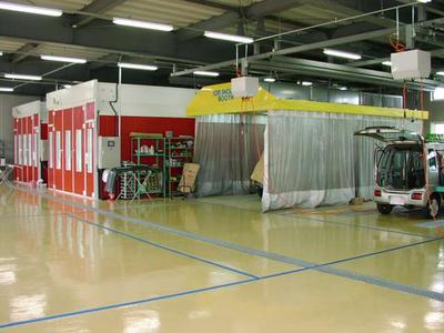 塗装ブース3機フル稼働しております