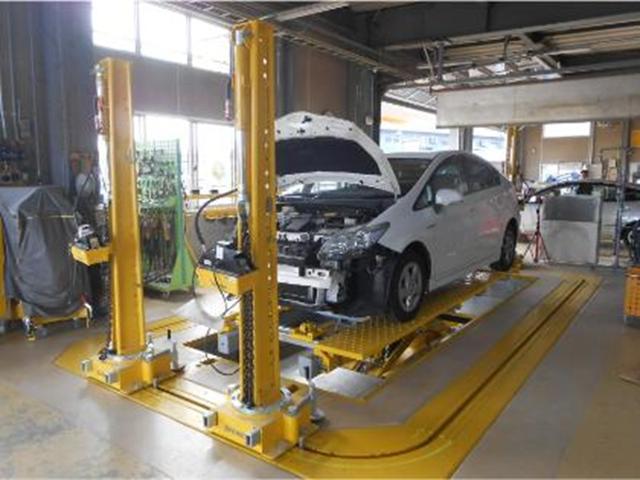 「フレーム修正機」自社完備　大きな事故で骨格が歪んでしまっても、安心して修理ができます