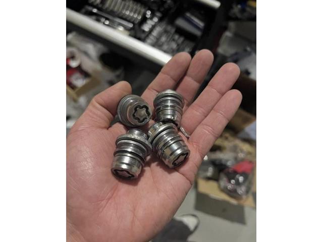 トヨタ　アルファード　足回り・修理・整備・タイヤ・ホイール・ホイールナット・ロックナット・マックガード
盗難　盗難防止ナット　紛失
大阪　奈良　門真市　守口市　寝屋川市　大東市　高槻市　東大阪市　大阪市　八尾市