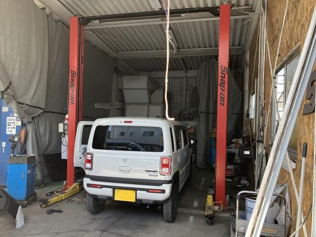 リフト完備。効率よく整備、修理致します。