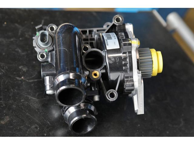 ブランド品専門の 未使用 VW純正ウォータポンプ サーモスタット