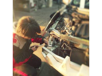 自社板金設備も完備