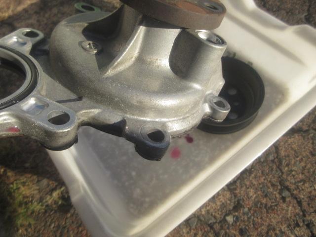 Ｍ様ＵＳＥ２０レクサスＩＳＦ、ウォーターポンプの交換です。