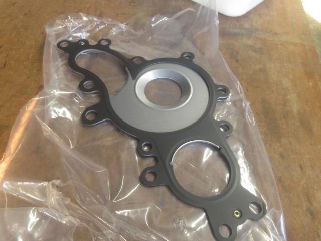 Ｍ様ＵＳＥ２０レクサスＩＳＦ、ウォーターポンプの交換です。