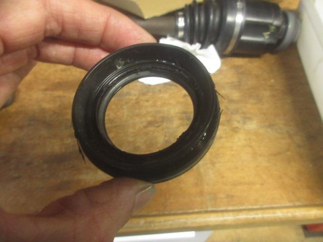 Ｍ様ＣＺ４Ａランエボ１０、ドライブシャフトブーツの交換です。