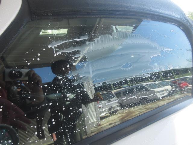 ガラスの油膜取りやガラス撥水剤ってのを始めてちゃんと使ってみました。