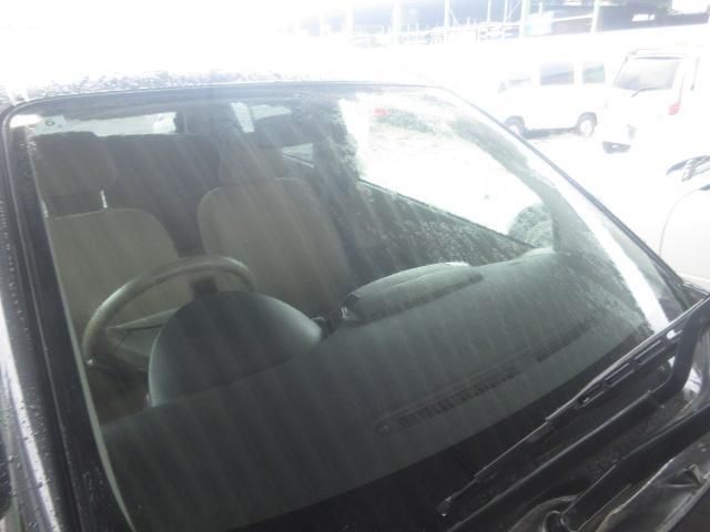 代車ミラのガラス油膜取りと撥水施工をしておきます。