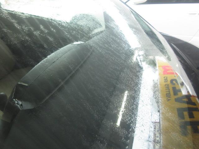 代車ミラのガラス油膜取りと撥水施工をしておきます。