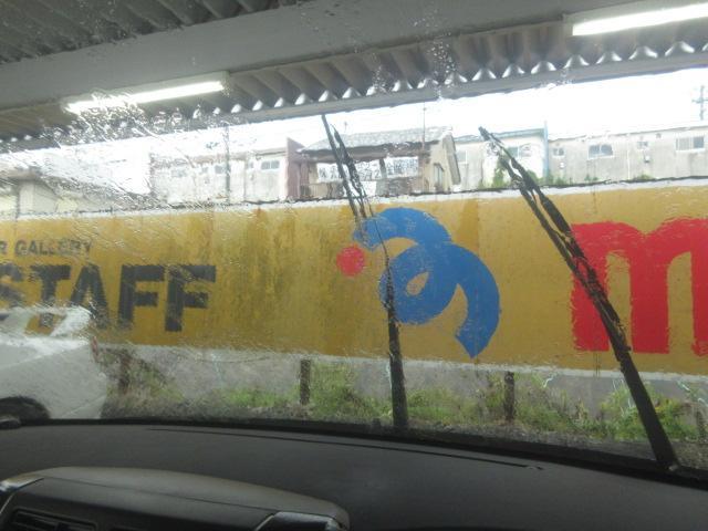 代車ミラのガラス油膜取りと撥水施工をしておきます。