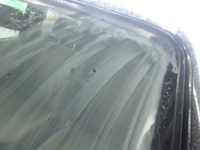 代車ミラのガラス油膜取りと撥水施工をしておきます。