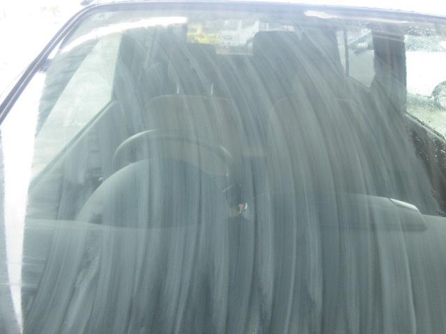 代車ミラのガラス油膜取りと撥水施工をしておきます。